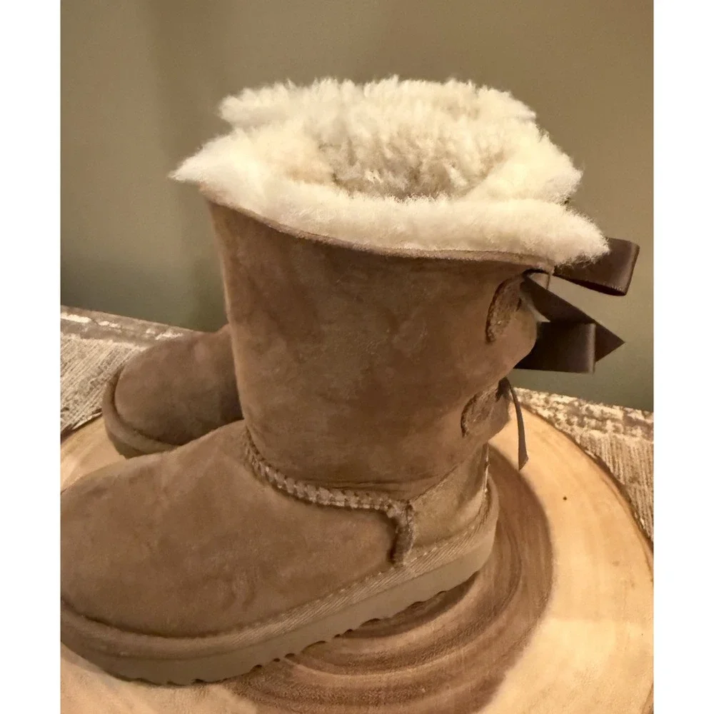 UGG Kids Bailey Bow Boots Chestnut Sheepskin Fur‎ Lined 1017394T SZ-8C